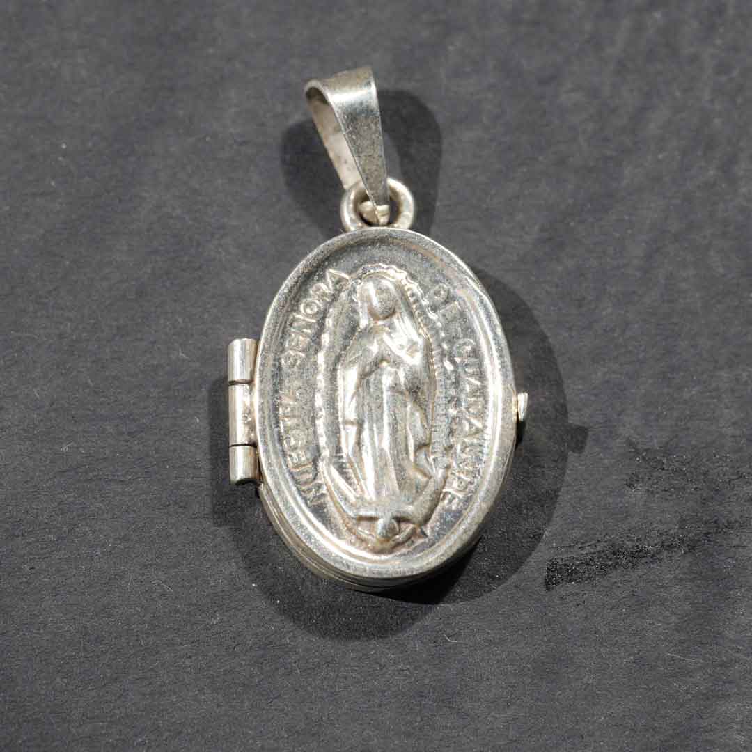 シルバー　聖母マリアのオーバルチャーム