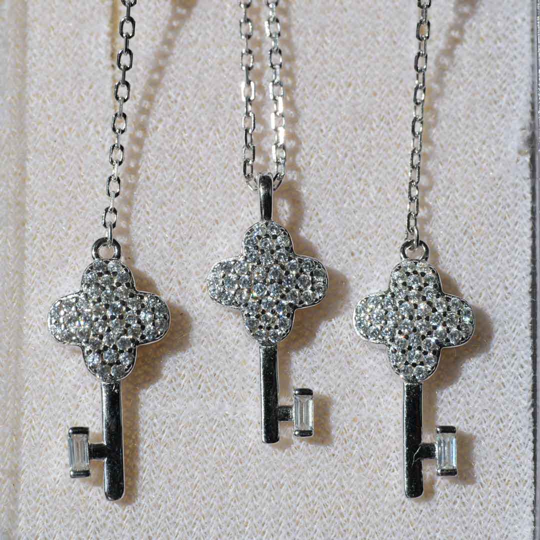 鍵のシルバーネックレスとピアス　セット 2