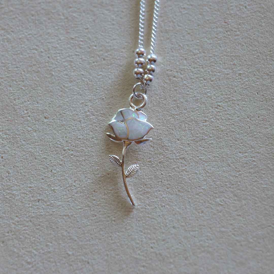 シルバーネックレス　白のオパール