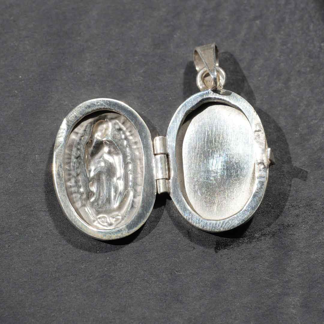シルバー　聖母マリアのオーバルチャーム 2
