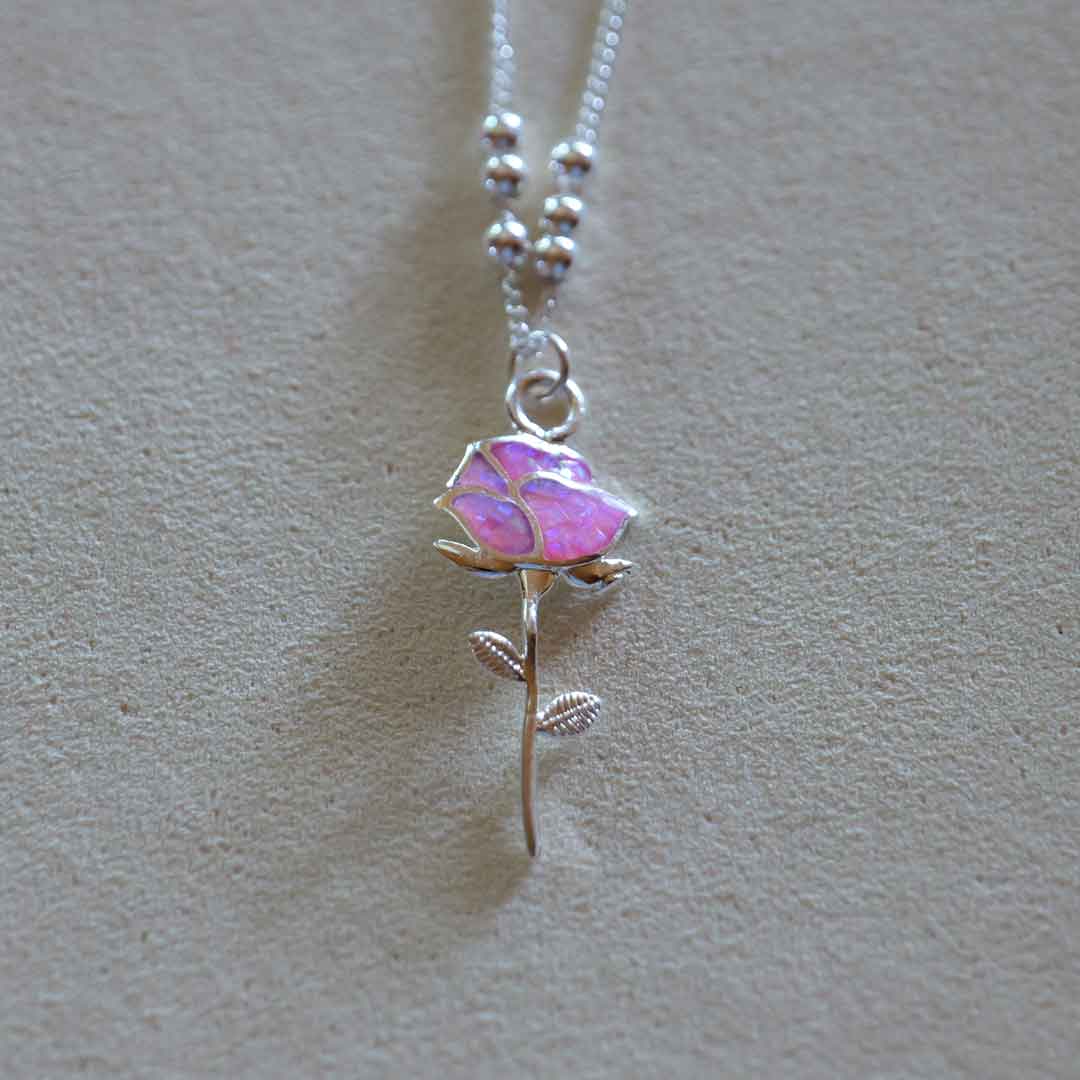 シルバーネックレス　ピンクのオパール