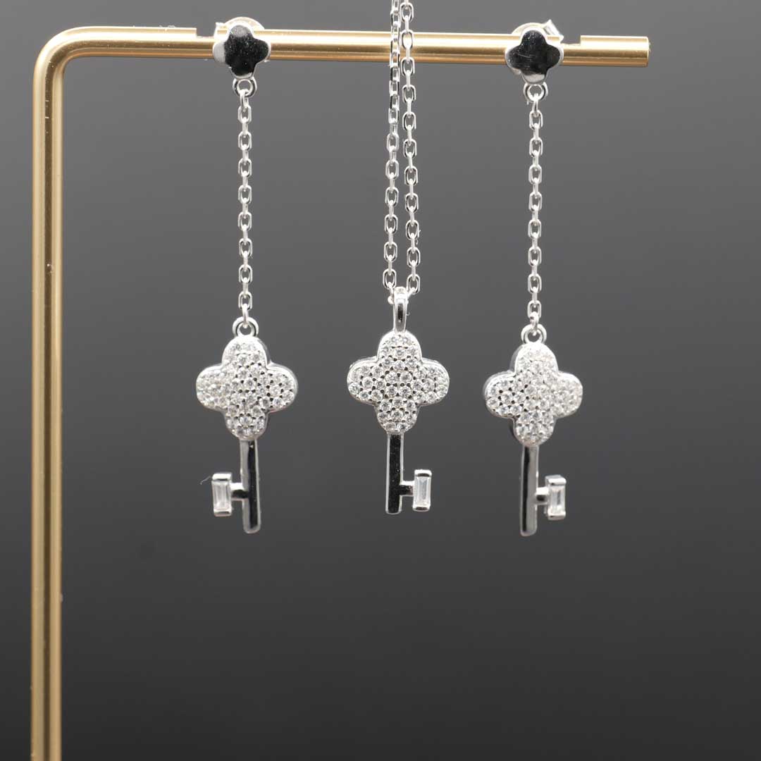 鍵のシルバーネックレスとピアス　セット